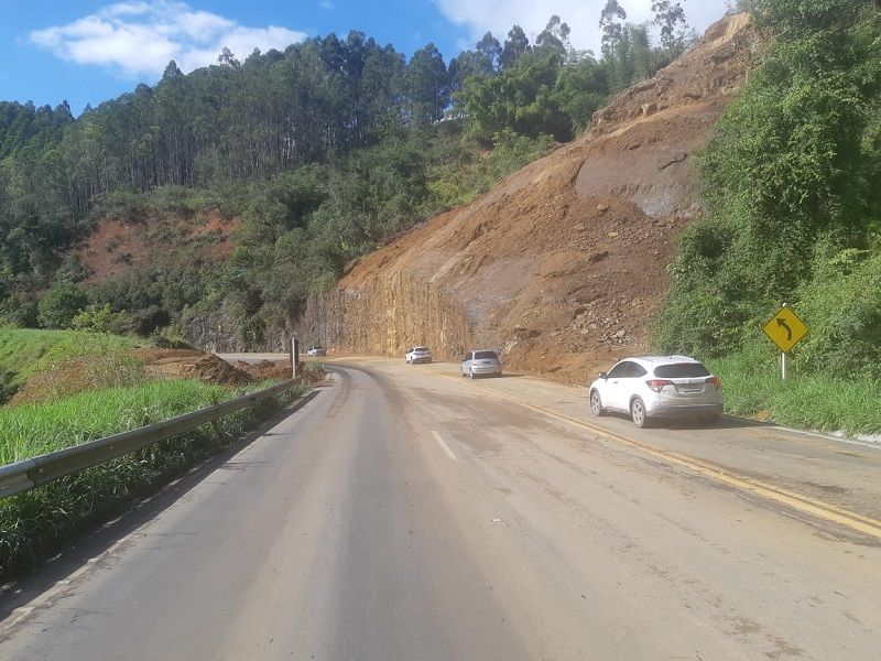 Queda de barreira BR-262 causou interdição em Domingos Martins. (Foto: Divulgação/PRF)