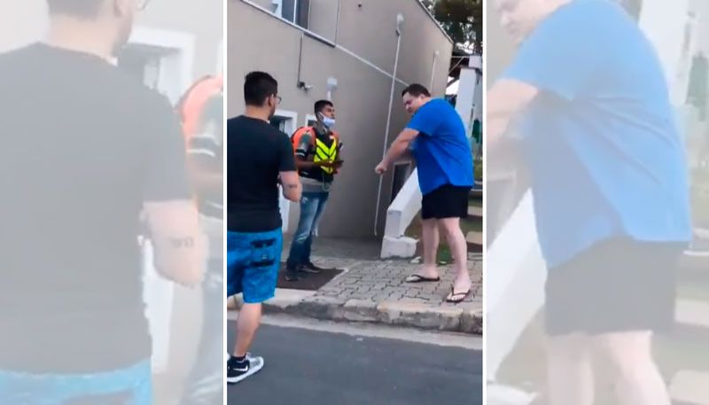 Agressor chega a exibir a cor da pele para ofender o motoboy (Foto: Reprodução / Redes Sociais)