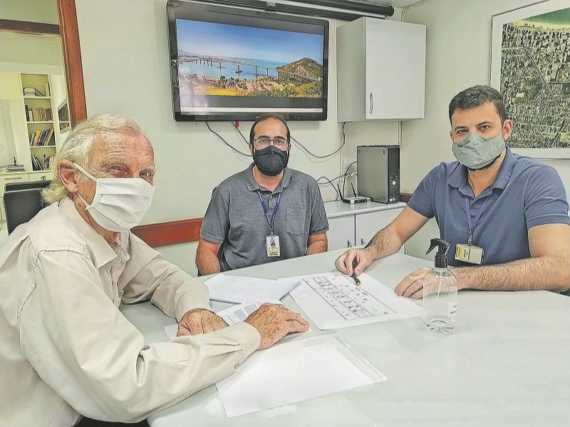 Da esquerda para a direita, o alemão Jurn Maertens, projetista da estrutura metálica da ponte, e os engenheiros Thiago Figueiredo e Jiancarlos Pagotto Coutinho, da equipe local de manutenção (Foto: Gilson Luiz Garcia e Divulgação)