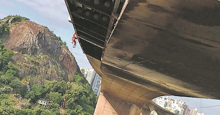 O rapel permite o acesso a estruturas da ponte que não poderiam ser alcançadas de outra forma (Foto: Gilson Luiz Garcia e Divulgação)