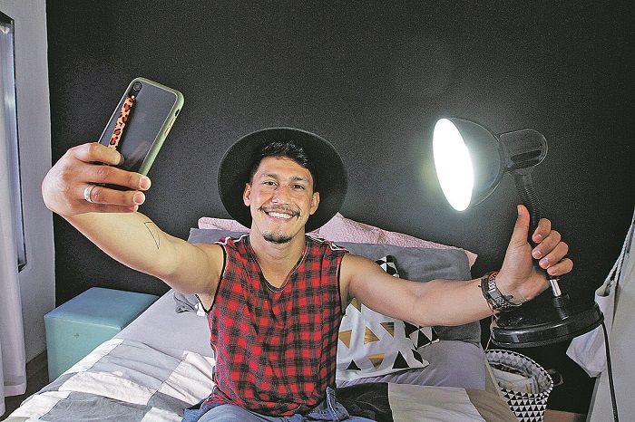 Rhamon aposta na energia boa e também na realidade dos “perrengues” (Foto: Fábio Nunes/AT)