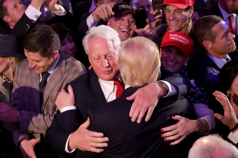 Robert Trump abraça Donald Trump (Foto: Reprodução/Twitter)
