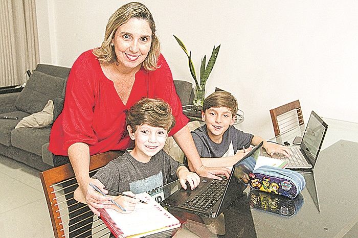 Roberta Girelli, de 43 anos, com seus filhos, Arthur, de 10 anos, e Henrique, 6 (Foto: Leone Iglesias/at)