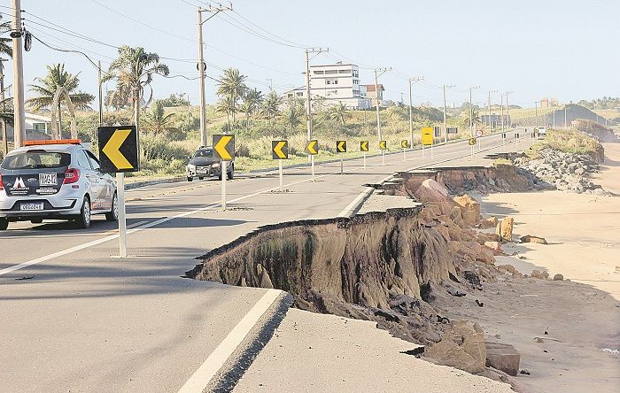 Motoristas passam por trecho mais afetado pela erosão na Rodovia do Sol, na região de Meaípe, em Guarapari (Foto: Roberta Bourguignon)