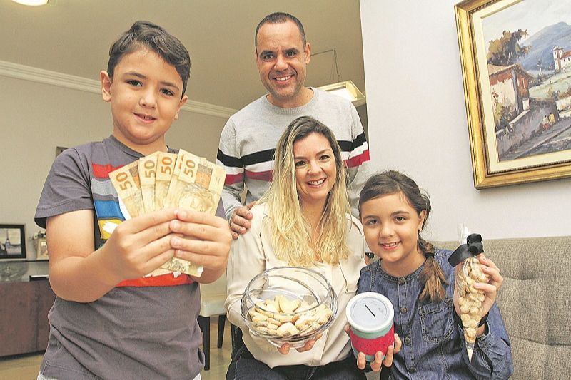 A pandemia aflorou a consciência financeira dos pequenos Ricardo, de 7 anos, e Júlia, de 11. Neste período, eles desenvolveram o empreendedorismo, contam os pais, os dentistas Rodrigo Resende Brandão, 42, e Tatiana de Souza e Mello Brandão, 44. (Foto: Dayana Souza/AT)