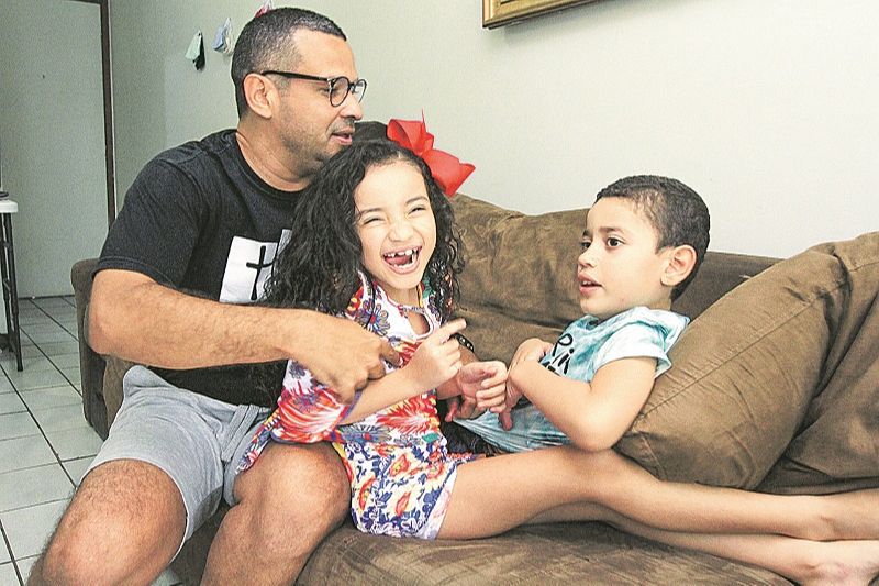 Rodrigo Sant’Ana diz ter recebido muitos aprendizados com os filhos Pedro, de 8 anos, e Alice, de 6 anos. (Foto: Kadidja Fernandes/AT)