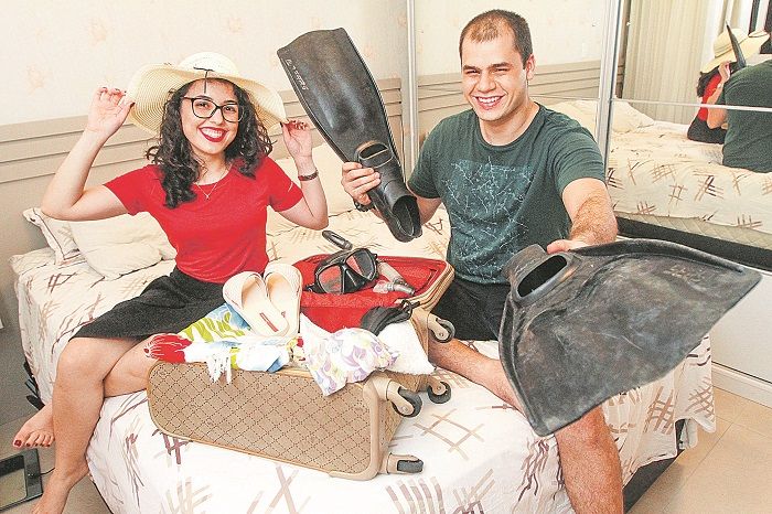 Casal Letícia e Christ planeja se divertir em Porto Seguro, mas vai adotar os cuidados que período da pandemia exige (Foto: Beto Morais/AT)
