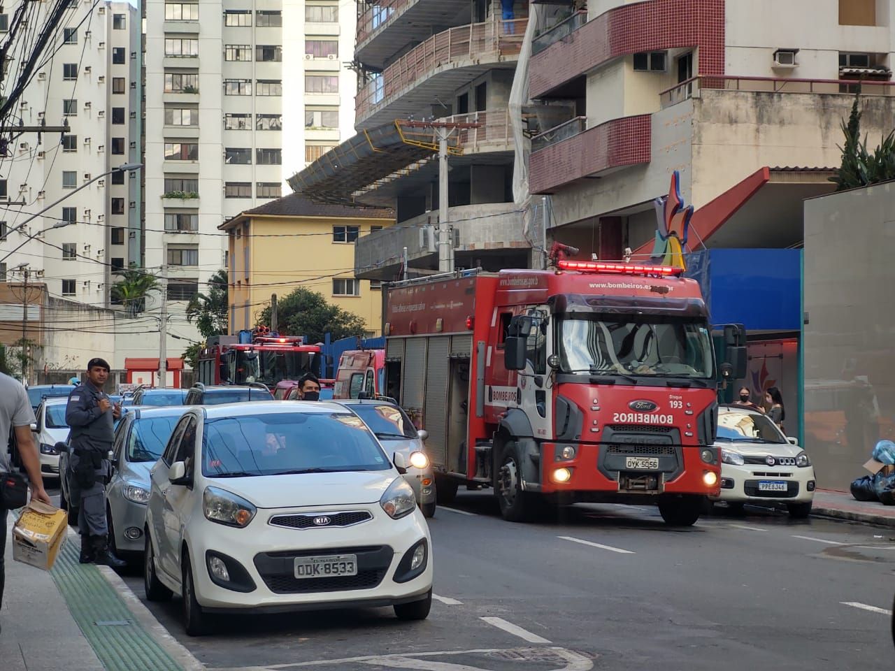 Rua onde aconteceu o incêndio no apartamento (Foto: Taynara Nascimento/ AT)