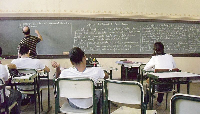 Professor em sala de aula (Foto: Arquivo / AT)