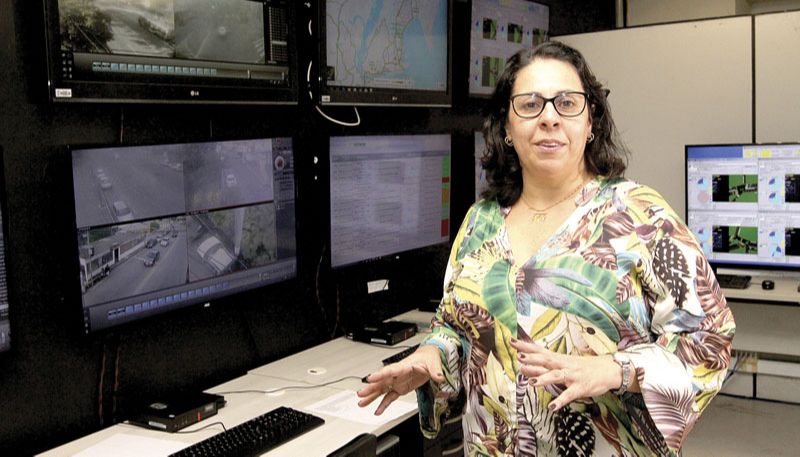 Secretária de Transportes de Vitória, Ana Elisa Nahas explica: “A ideia é criar essas vias para que o ciclista possa sair de dentro do bairro para pegar ciclovias maiores” (Foto: Beto Morais / AT)