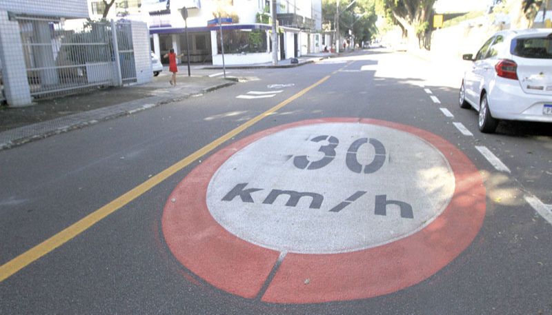 Rua Antonio Basílio, em Jardim da Penha, ganhou sinalização de ciclorrota e de velocidade máxima de 30 km/h (Foto: Dayana Souza / AT)