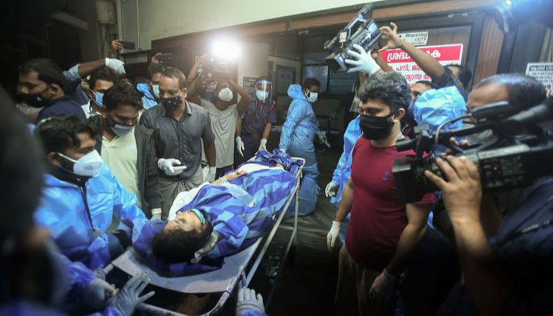 Pessoas feridas são resgatadas após acidente aéreo e encaminhadas para serem atendidas no Medical College Hospital em Kozhikode, no estado de Kerala, na Índia (Foto: AP Photo / Associated Press / Agência Estado)