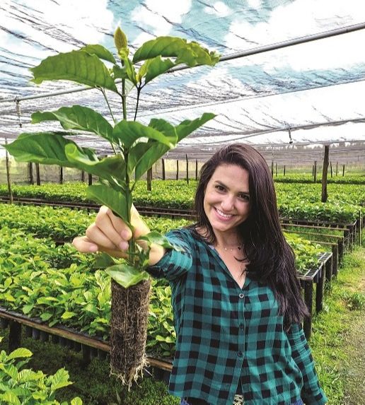 Stefany mostra muda de plantas (Foto: Acervo pessoal)