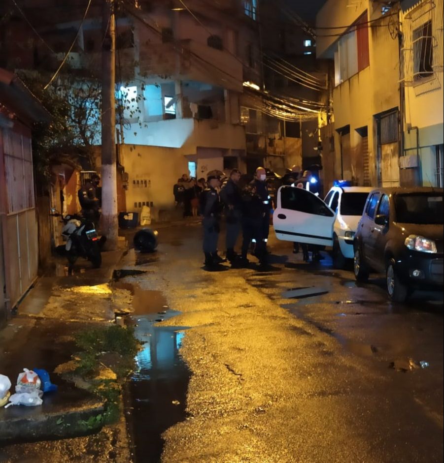 Um homem, que ainda não foi identificado, foi morto com tiros na lombar e nas duas pernas (Foto: Vitor Zucolotti)