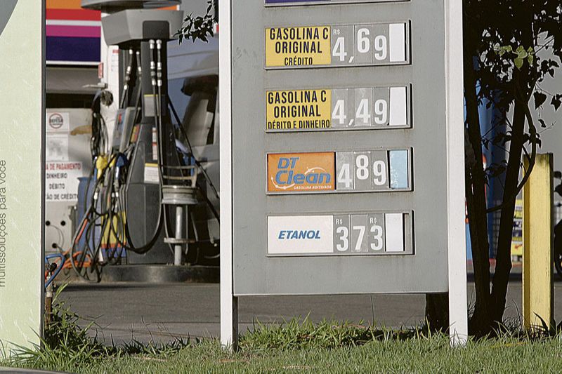 Posto em Cariacica vendia o litro da gasolina por R$ 4,69 para pagamento no cartão de crédito, preço mais alto (Foto: Leone Iglesias / AT)