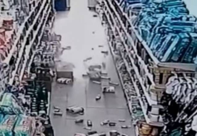 Câmera de segurança registra supermercado com mercadorias no chão após o terremoto (Foto: Reprodução / SBT)