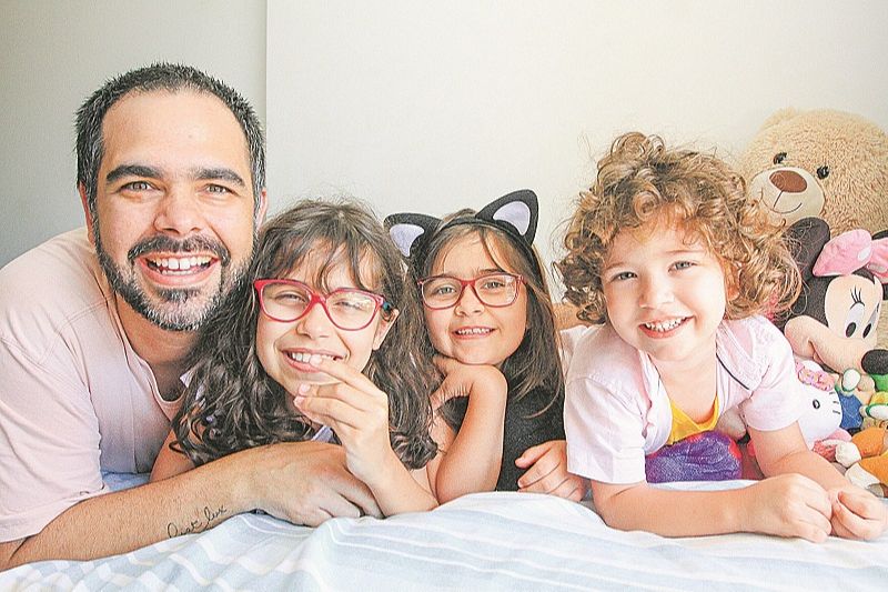 O empresário Thiago Piccolo é o principal responsável por ajudar nas tarefas escolares e nos cuidados domésticos da Giulia, Giovanna e do Luigi. (Foto: Kadidja Fernandes/AT)