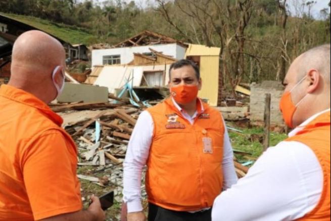 Funcionários da Defesa Civil do Estado: de acordo com o órgão, danos foram registrados em pelo menos 26 municípios catarinenses. Cerca de 40 mil residências ficaram sem energia elétrica (Foto: Divulgação/Defesa Civil SC)
