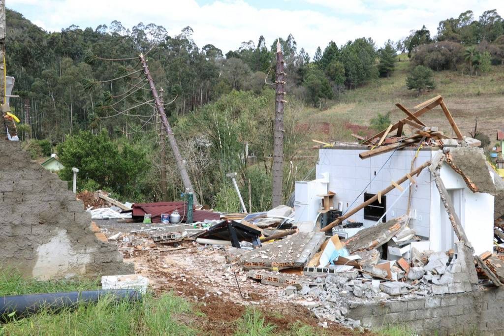 Casa destruída após ser atingida por tornado na cidade de Água Doce (Foto: Divulgação/Defesa Civil SC)