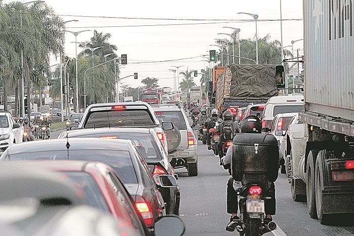 Movimento de veículos: motorista que perder prazos pode ser multado (Foto: Beto Morais/AT)