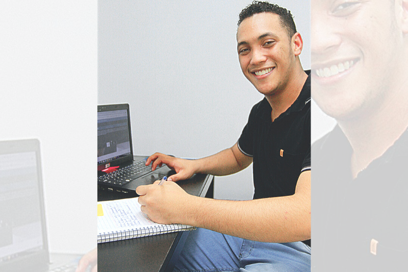 universitário Gabriel Costa faz o curso de Gestão Comercial: “É muito bom ser a distância por causa da flexibilidade do horário” (Foto: Kadidja Fernandes/at)