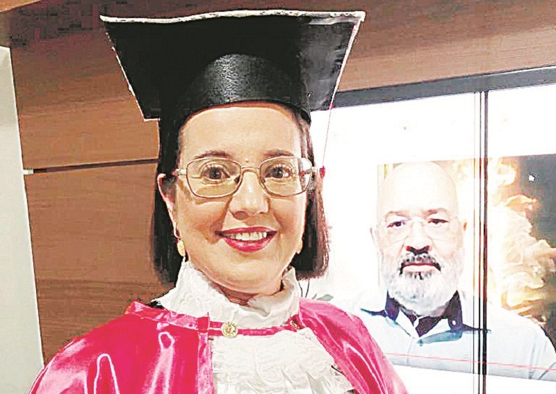 Clotildes usou beca em formatura online (Foto: Divulgação)