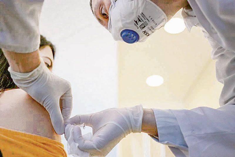 Voluntária recebe vacina em teste (Foto: Instituto Butantan)