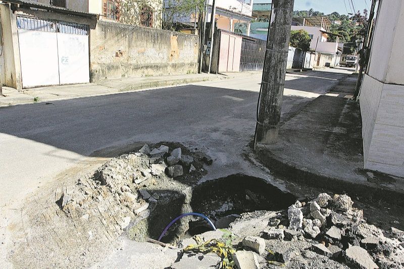 Vazamento de água na rua Antônio Coutinho (Foto: Kadidja Fernandes/AT)