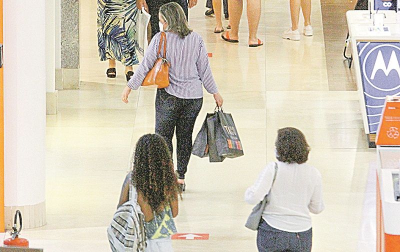 Movimento em shopping: reação no consumo após liberação para abrir (Foto: Leone Iglesias — 06/08/2020)