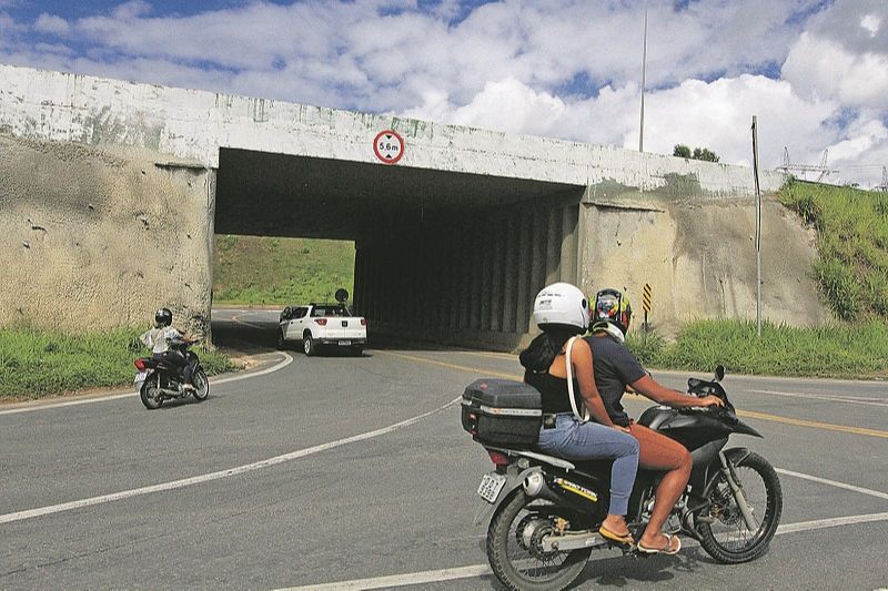 Viaduto subterranêo, na BR-101 sul, que dá acesso ao bairro Primavera, em Viana, está sem iluminação e os bueiros estão entupidos. (Foto: Kadidja Fernandes/AT)