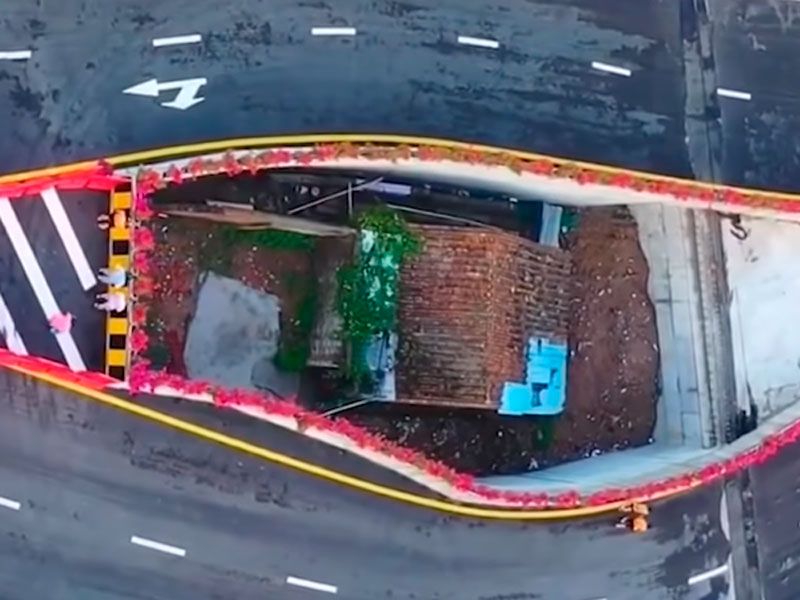 Viaduto foi construído em volta da casa (Foto: Reprodução / Twitter)