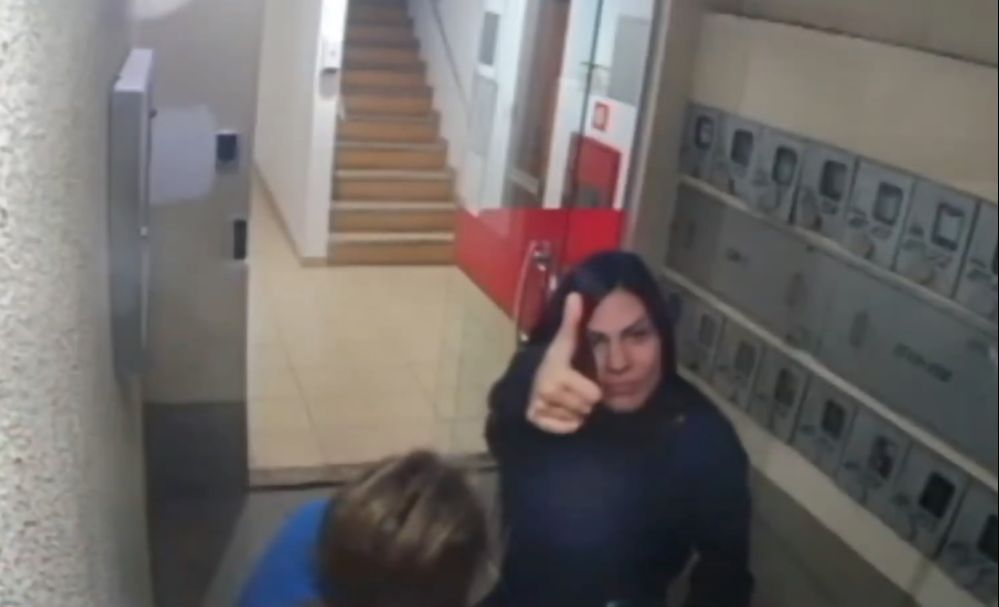 Katiuscia acena para câmera (Foto: Reprodução Vídeo)