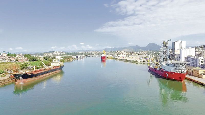Vista do Porto de Vitória: Codesa afirma que empresas não estocam nitrato de amônio, substância que teria provocado explosão em Beirute, no Líbano (Foto: Arquivo / AT)