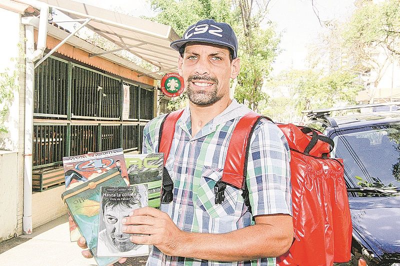 Vivendo em Vitória desde 2014, Fabián Infante lê, em média, um livro por semana: “Ajuda a fortalecer o idioma” (Foto: KADIDJA FERNANDES/AT)