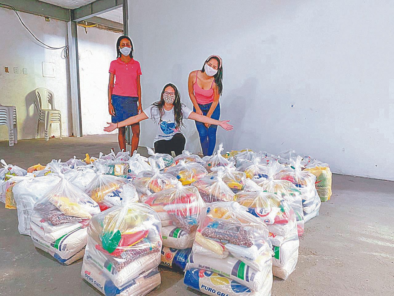 voluntárias do projeto “Abençoados em Ação” mostram as cestas doadas (Foto: Acervo do projeto “Abençoados em ação”)