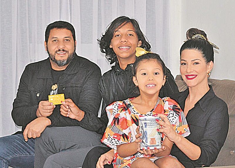 Guilherme, de 12 anos, e Juliana, de 6, já são orientados pelos pais Wagner Nalli e Emanuelle Prado, ambos de 40, sobre o que está ao alcance financeiro deles e quando devem economizar para uma compra. (Foto: Divulgação)