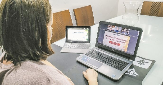Assinante do jornal A Tribuna acompanha transmissão do webinário pela internet: palestras estão disponíveis (Foto: Hemerson Costa)