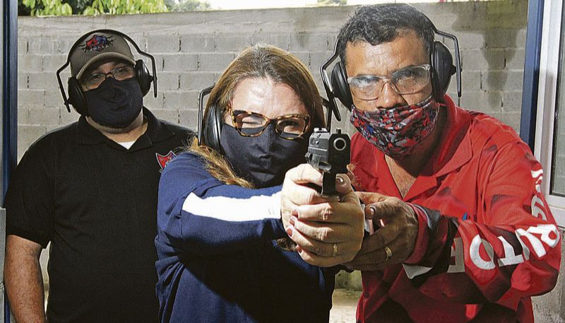 Wendel Babilon, 45 anos, e a mulher dele, a arquiteta Andréa Rodrigues de Sousa, 49, decidiram dar entrada no processo de registro de arma de fogo (Foto: Kadidja Fernandes / AT)