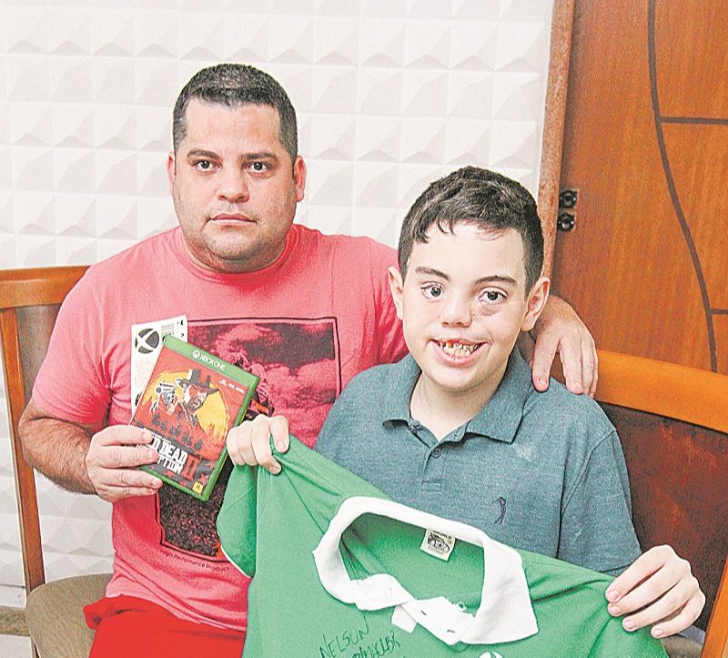 Wesley e Iarley, com a camisa que ele ganhou em um evento de game. (Foto: Leone Iglesias/AT)
