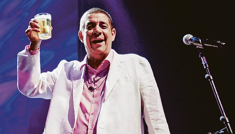 “Estou com uma saudade louca dos palcos!”, afirma Zeca, que teve de interromper a turnê “Mais Feliz” por causa da pandemia (Foto: AGNews)