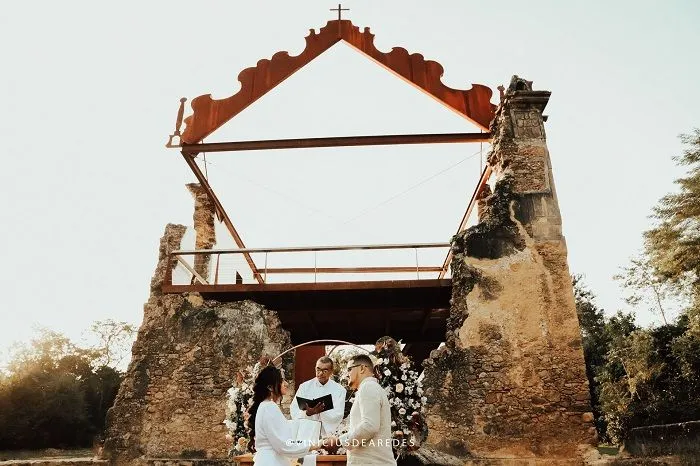 Imagem ilustrativa da imagem Casal escolhe ruínas da Igreja de Queimados na Serra para celebrar casamento