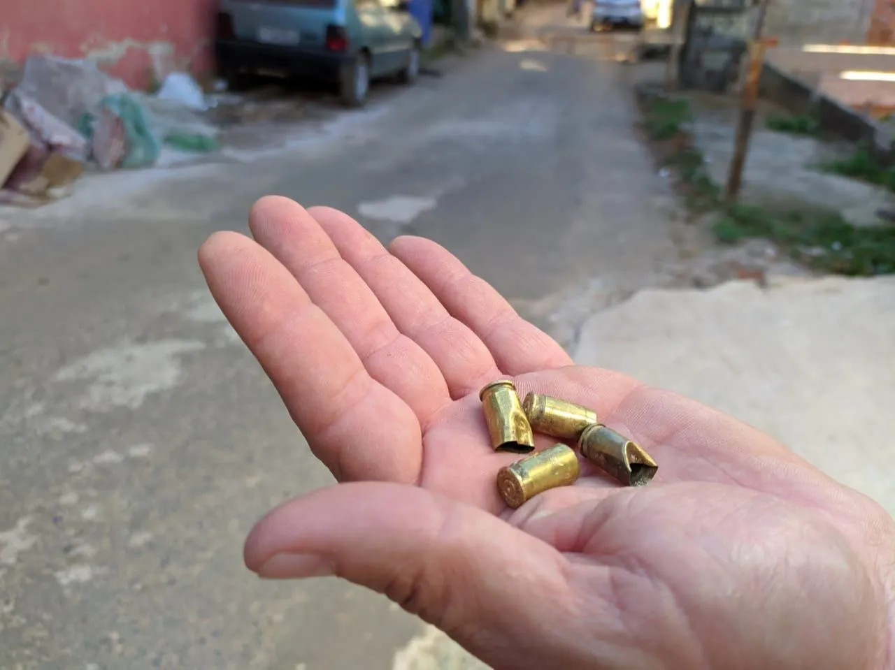 Imagem ilustrativa da imagem Bandidos tentam roubar carro e atiram em jovem que estava no carona