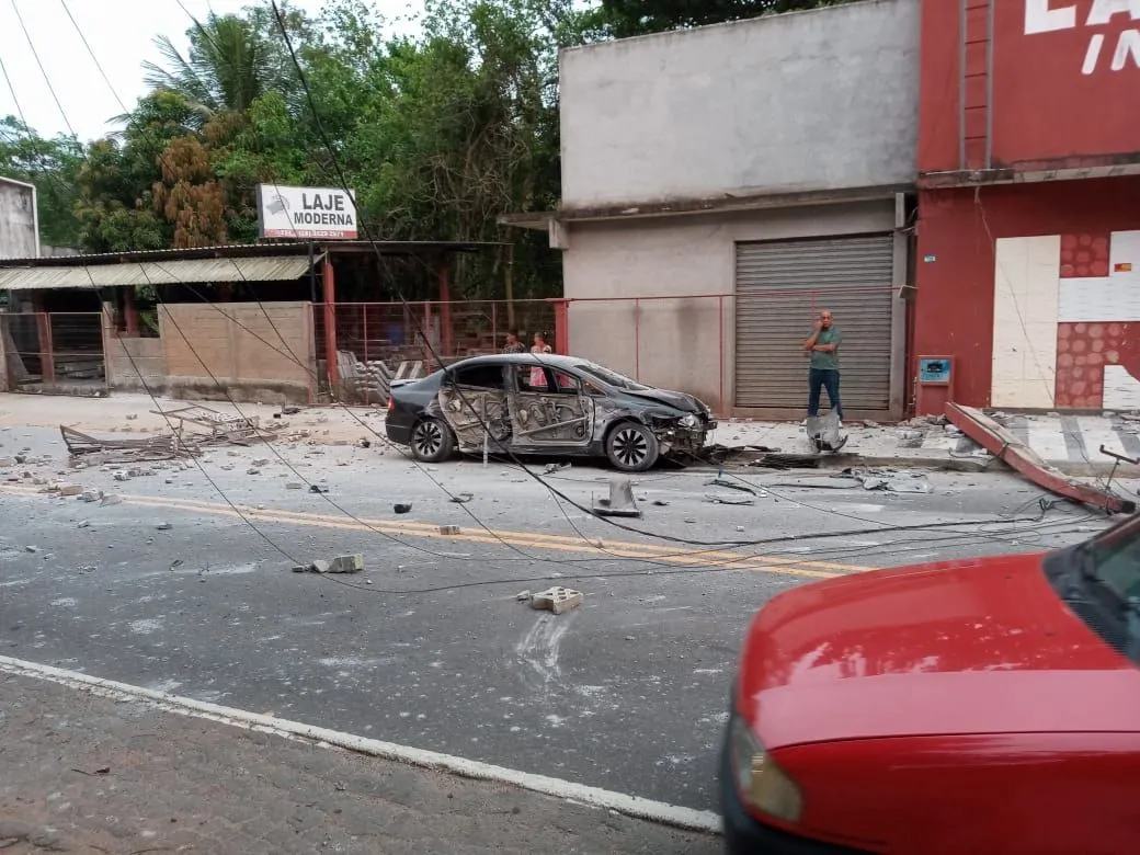 Imagem ilustrativa da imagem Motorista perde controle de carro e derruba poste em Cachoeiro