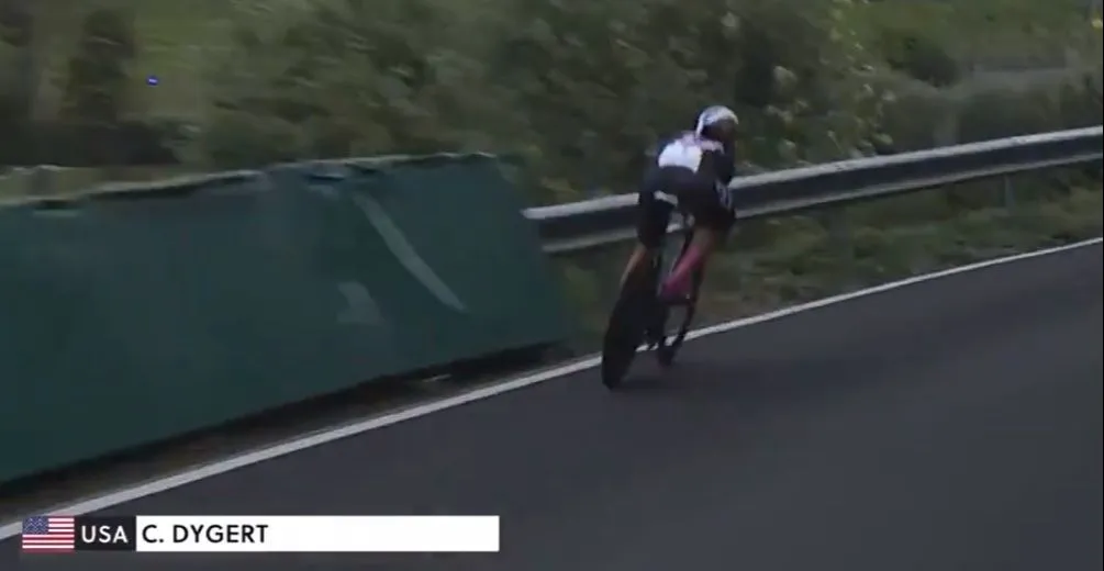 Imagem ilustrativa da imagem Campeã mundial de ciclismo cai em barranco durante prova. Veja o vídeo