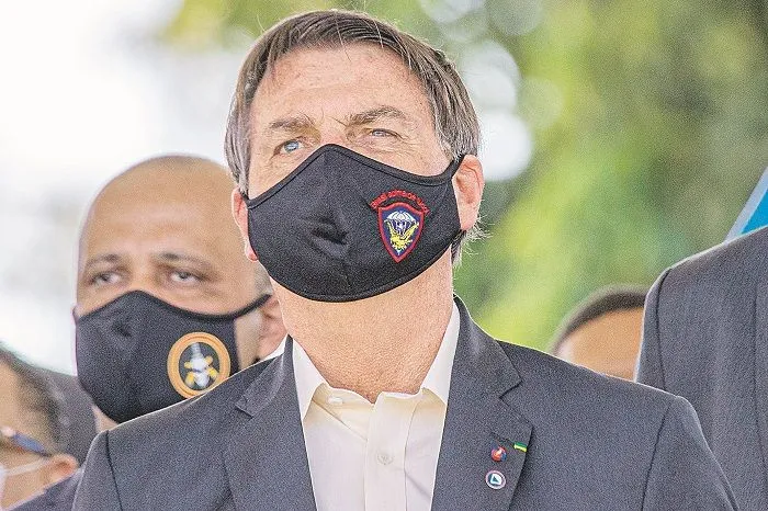 Imagem ilustrativa da imagem Avião de Bolsonaro precisou arremeter por causa de incêndios