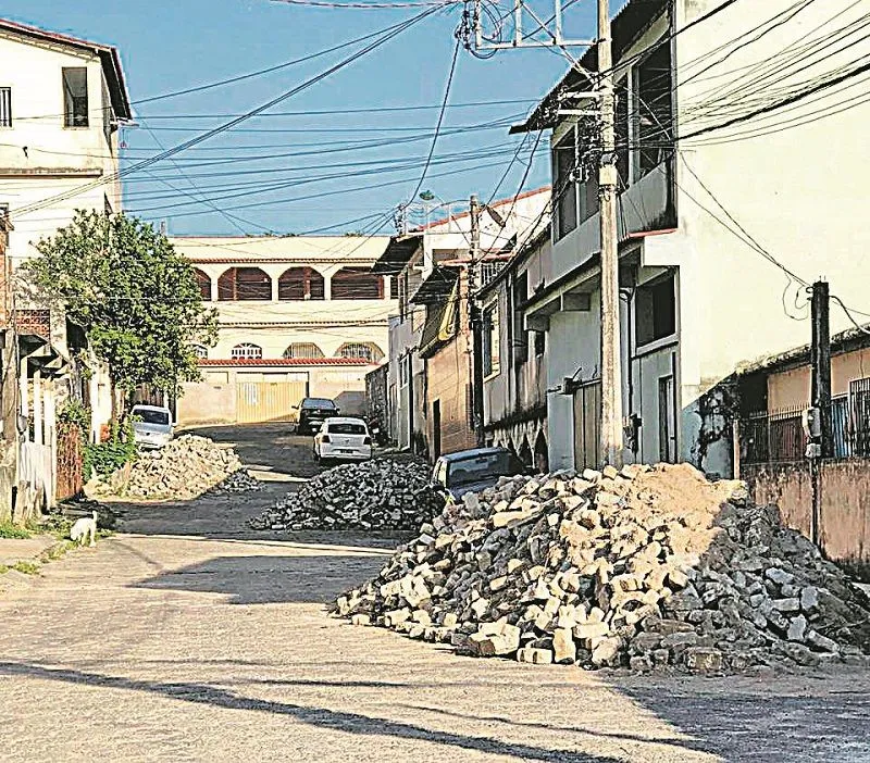 Imagem ilustrativa da imagem Blocos de cimento e areia esquecidos em rua