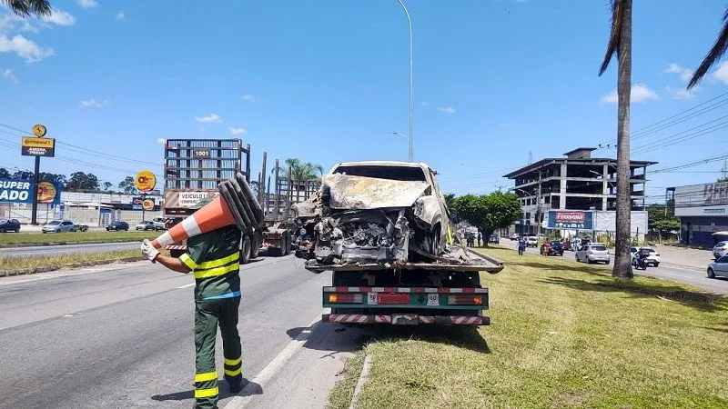 Imagem ilustrativa da imagem Bandidos batem carro durante fuga e veículo pega fogo