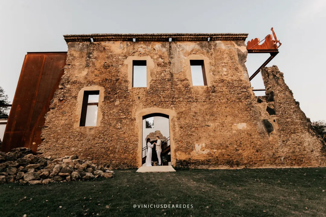 Imagem ilustrativa da imagem Casal escolhe ruínas da Igreja de Queimados na Serra para celebrar casamento