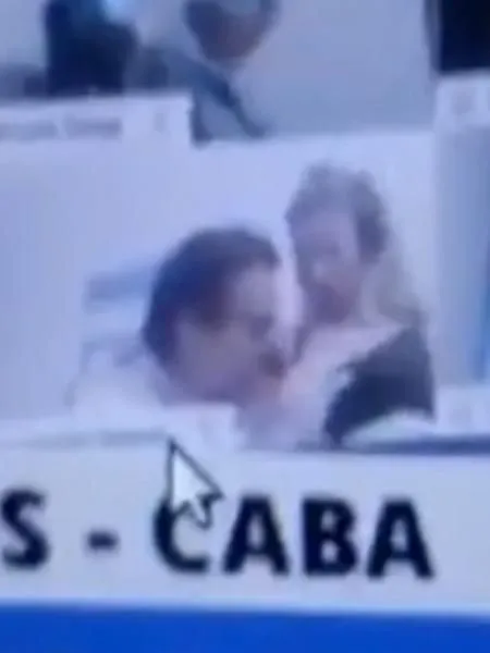Imagem ilustrativa da imagem Deputado argentino renuncia após trocar carícias com mulher em sessão virtual do Congresso