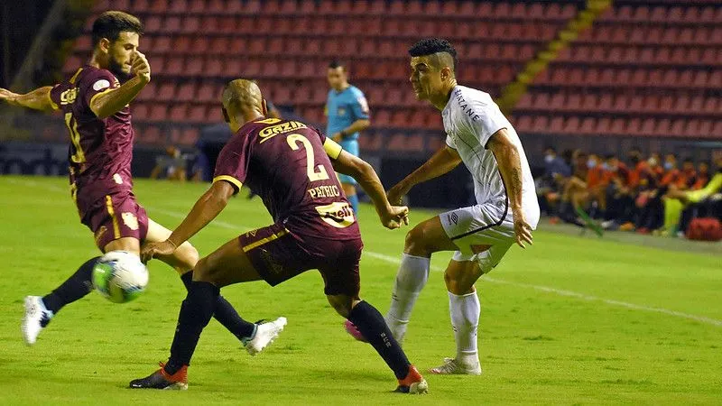 Imagem ilustrativa da imagem Fluminense perde para o Sport após pênalti infantil de Egídio. Veja o gol